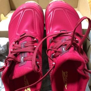 NWT Women’s Altra Superior Sneakers